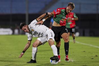 Richard Torales, de Guaraní, y Agustín Anello, de Boston River, en el estadio Centenario. · Foto: Rodrigo Viera Amaral