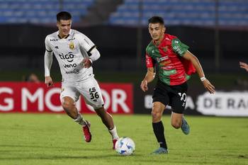 Luis Martínez, de Guaraní, y Agustín Amado, de Boston River, en el estadio Centenario. · Foto: Rodrigo Viera Amaral