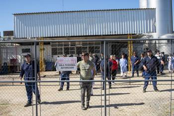 Trabajadores de Calcar en la puerta de la planta industrial de Tarariras, ante el anuncio del cierre por parte de los directivos de la empresa. · Foto: Ignacio Dotti