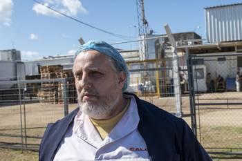 Luis Guigou, durante una asamblea de trabajadores frente a la planta de Calcar en Tarariras. (archivo, abril de 2025) · Foto: Ignacio Dotti