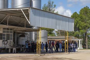Trabajadores de Calcar en la puerta de la planta industrial de Tarariras, este 2 de abril. · Foto: Ignacio Dotti