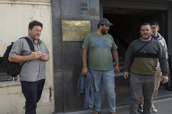 Carlos Bico, Antonio Ferreira, Nery Uria y Marcos Nieto, trabajadores de Paycueros, a la salida del Ministerio de Trabajo (archivo, abril de 2025). · Foto: Alessandro Maradei