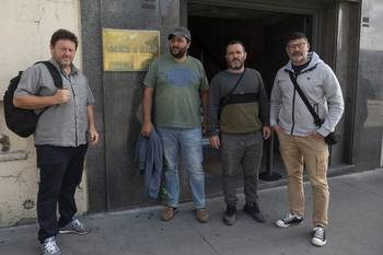 Carlos Bico, Antonio Ferreira, Nery Uria y Marcos Nieto, trabajadores de Paycueros, el 3 de abril, a la salida de una reunión en el MTSS. · Foto: Alessandro Maradei