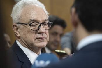 El canciller Mario Lubetkin, tras su presencia en la comisión parlamentaria. · Foto: Mara Quintero