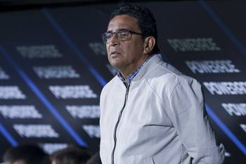 Danielo Núñez, entrenador de Cerro Largo, durante el partido ante Defensa y Justicia, el 3 de abril en el estadio Centenario. · Foto: Rodrigo Viera Amaral