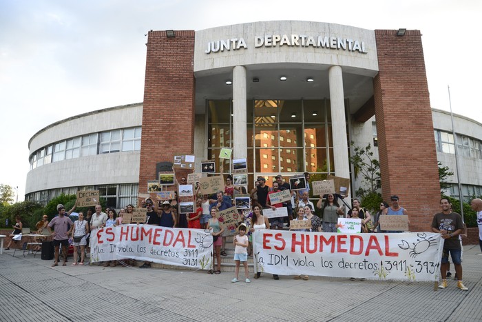 Vecinos reunidos en defensa del humedal del arroyo Maldonado (archivo, 2 de febrero 2025). · Foto: Natalia Ayala
