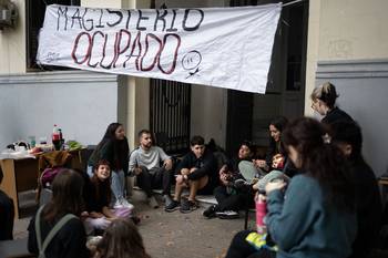 Estudiantes de Magisterio, el 7 de abril, durante la ocupación de los Institutos Normales, en Montevideo. · Foto: Mara Quintero