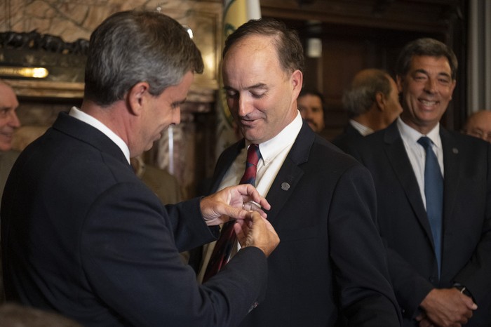 Patricio Cortabarria y Rafael Ferber, el 4 de abril de 2025, durante la asunción de Ferber como presidente de la ARU. · Foto: Alessandro Maradei