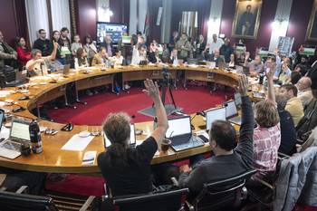 Votación durante el Consejo Directivo Central, el 8 de abril, en la sala Maggiolo de la Udelar. · Foto: Alessandro Maradei