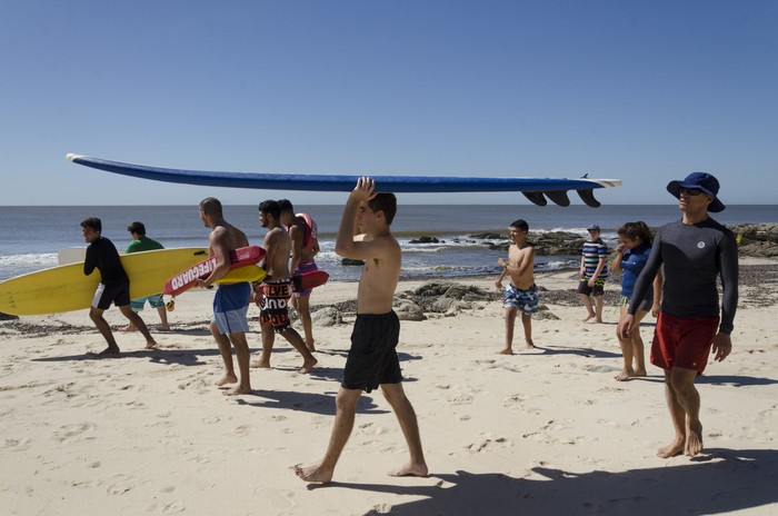 Actividad de la Escuela de Mar en la playa Honda, en Montevideo (archivo). · Foto: Alessandro Maradei