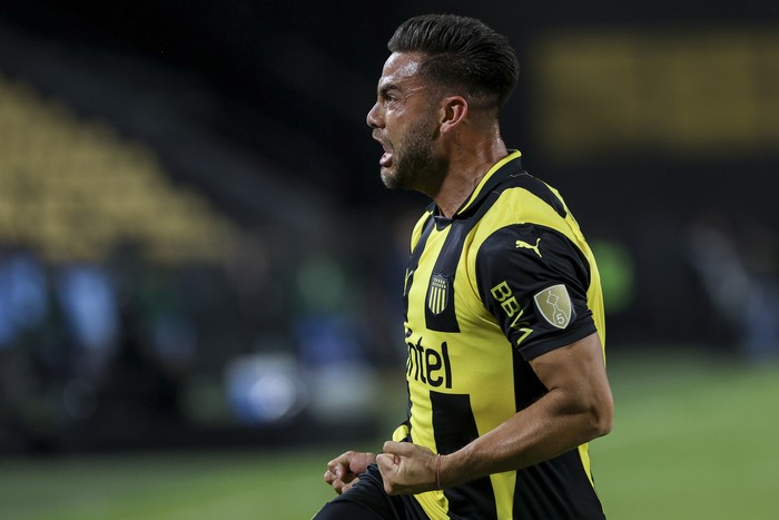 Héctor Villalba, de Peñarol, tras convertir el primer gol para su equipo ante San Antonio Bulo Bulo, el 8 de abril, en el estadio Campeón del Siglo. · Foto: Rodrigo Viera Amaral