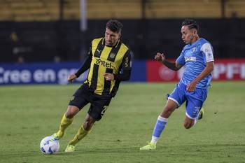 Eric Remedi, de Peñarol y Gustavo Mendoza, de San Antonio (archivo, abril de 2025).