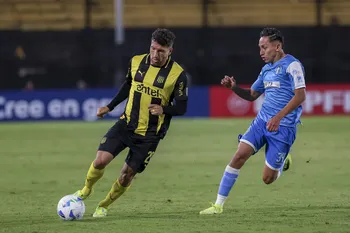 Eric Remedi, de Peñarol, y Gustavo Mendoza, de San Antonio (archivo, abril de 2025). · Foto: Rodrigo Viera Amaral