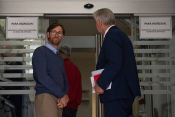 Jairo Larrarte, acusado, y Enrique Moller, abogado, en el juzgado de la calle Juan Carlos Gómez. · Foto: Gianni Schiaffarino