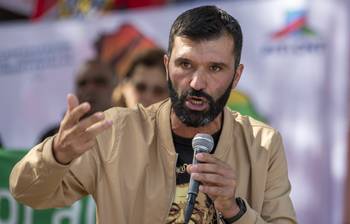 Enrique Méndez, durante el acto de la FTIL, el 9 de abril, en la explanada de la Intendencia de Colonia. · Foto: Ignacio Dotti