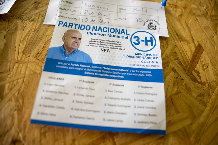 Lista del Partido Nacional con la cara de Alfredo Sánchez, en la cartelera de la Corte Electoral, el 10 de abril. · Foto: Ignacio Dotti