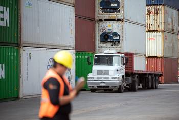 Foto principal del artículo 'Las exportaciones aumentaron 1% en mayo en comparación con el mismo mes de 2024' · Foto: Gianni Schiaffarino