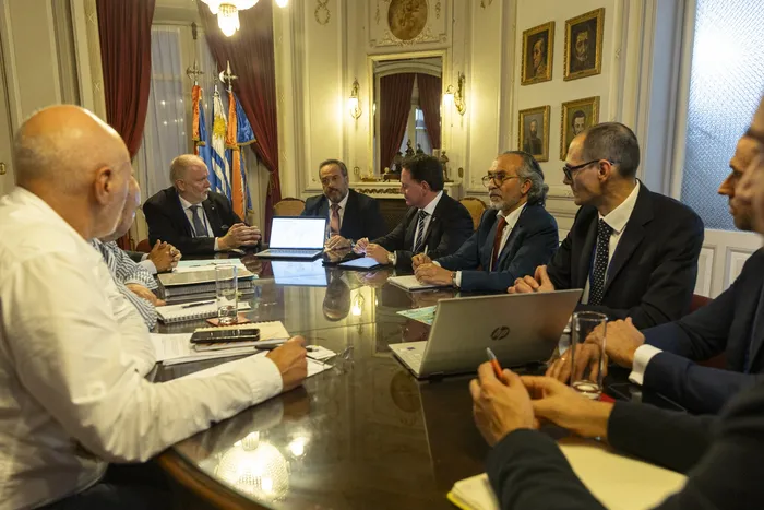 Mario Cardama junto a inversores en el Ministerio de Defensa Nacional (archivo, abril de 2025). · Foto: Rodrigo Viera Amaral