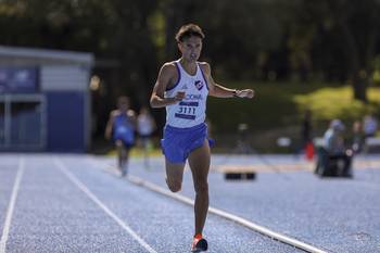Gonzalo Gervasini en la pista de Atletismo Darwin Piñeyrúa (archivo, abril de 2025). · Foto: Rodrigo Viera Amaral