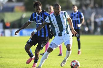Abel Hernández, de Liverpool, y Lucas Monzón, de Racing, en el Parque Osvaldo Roberto. · Foto: Alessandro Maradei