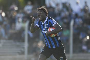 Abel Hernández, de Liverpool, durante un partido ante Racing, en el Parque Roberto. · Foto: Alessandro Maradei