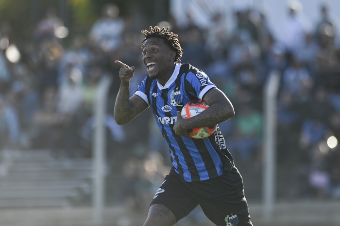 Abel Hernández, goleador de Liverpool, durante el partido Racing - Liverpool por la decimoprimera fecha del Torneo Apertura, el 14 de abril en el Parque Roberto. · Foto: Alessandro Maradei