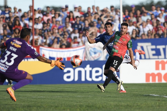 Ernesto Hernández, arquero de Boston River, Jairo O'Neil, de Boston River y Lucas Villalba, de Nacional, el 22 de febrero en el estadio Campeones Olímpicos de Florida. · Foto: Sandro Pereyra, Agencia Gamba