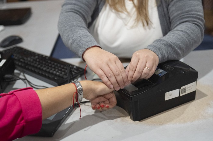 Trámite de pasaporte en la Dirección Nacional de Identificación Civil. · Foto: Alessandro Maradei