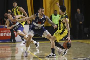 Mauro Zubiaurre, de Defensor Sporting, y Luciano Parodi, de Peñarol, en el estadio Palacio Gastón Güelfi. · Foto: Rodrigo Viera Amaral