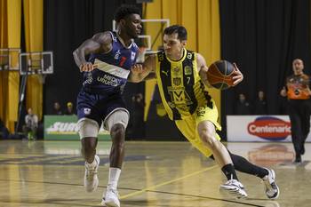 Malik Curry, de Defensor Sporting y Luciano Parodi, de Peñarol, el 16 de abril, en el Palacio Peñarol · Foto: Rodrigo Arangua