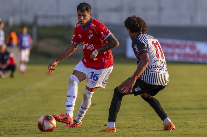 Lucas Villalba, de Nacional, y Anthony Sosa, de Miramar Misiones, en el partido por la fecha 12 del Apertura, el 18 de abril, en el Parque Artigas de Las Piedras. · Foto: Rodrigo Viera Amaral