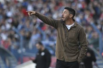 Juan Manuel Olivera, director técnico de Danubio, durante un partido en el estadio Gran Parque Central (archivo, abril de 2025). · Foto: Guillermo Legaria