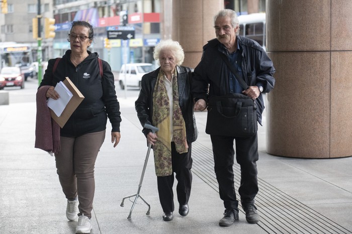 Graciela Montes de Oca, Maria Bellizzi e Ignacio Errandonea (Madres y Familiares) en Torre Ejecutiva el 21 de abril del 2025. · Foto: Alessandro Maradei