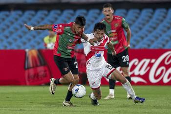 Fredy Martínez, de Boston River, y Jhojan Arce Pari, de Nacional de Potosí, el 22 de abril, en el estadio Centenario. · Foto: Rodrigo Viera Amaral