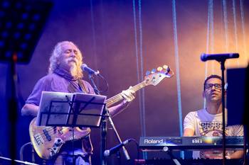Urbano Moraes y Gustavo Montemurro, durante el evento Musicasión 6, el 24 de abril, en el teatro El Galpón, en Montevideo. · Foto: Rodrigo Viera Amaral
