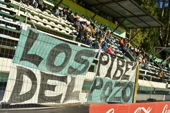 Hinchas de Plaza Colonia durante un partido en el Parque Juan Prandi (archivo). · Foto: Ignacio Dotti