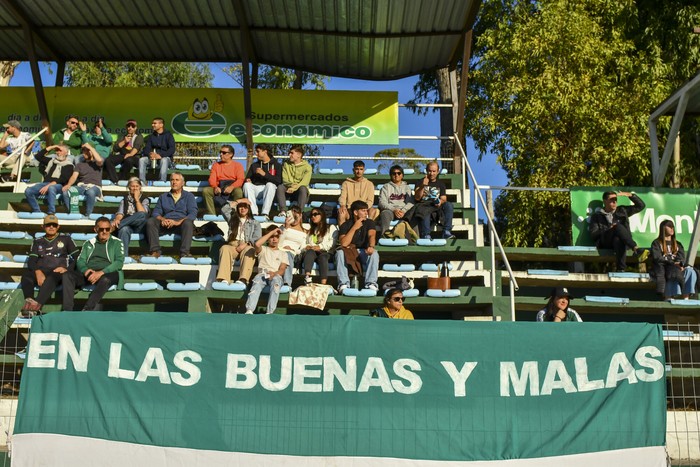 Hinchas de Plaza Colonia en el parque Juan Prandi (archivo, abril de 2025). · Foto: Ignacio Dotti