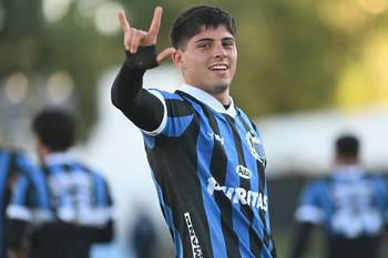 Renzo Machado, de Liverpool, tras convertirle un gol a Progreso, el 27 de abril, en el estadio Abraham Paladino. · Foto: Alessandro Maradei