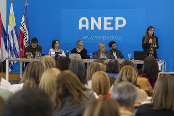 Antonio Romano, Gabriela Salsamendi, Pablo Caggiani, Andrés Peri, Marcos Álvez y Tania Biramontes, el 28 de abril, en la ANEP. · Foto: Rodrigo Viera Amaral