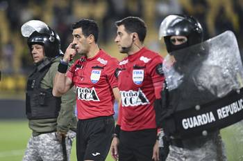 Los árbitros Héctor Bergaló y Gustavo Tejera, cuando se suspendió el partido Peñarol - Cerro en el estadio Campeón del Siglo. (archivo, abril de 2025) · Foto: Guillermo Legaria