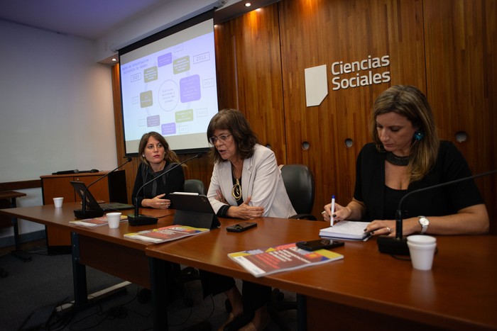 Sol Scavino, Karina Batthyány y Valentina Perrota, el 29 de abril, en la facultad de Ciencias Sociales, en Montevideo. · Foto: Mara Quintero