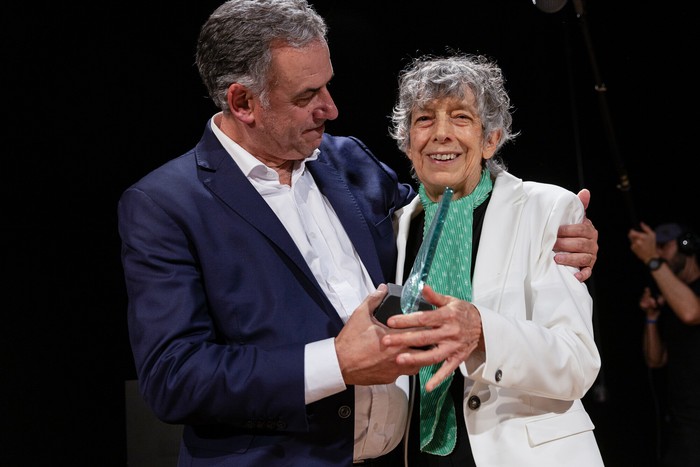 Yamandú Orsi y Graciela Figueroa, el 28 de abril, durante la entrega del premio INAE a la trayectoria en danza. · Foto: Rodrigo Viera Amaral