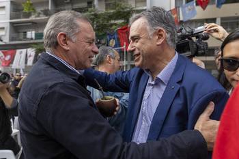 Álvaro Delgado y Yamandú Orsi, el 1 de mayo, durante el Día de los Trabajadores, en Montevideo. · Foto: Rodrigo Viera Amaral