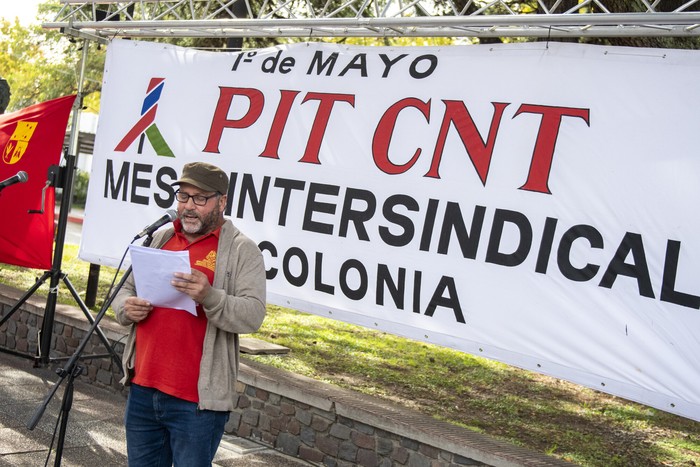 Gustavo Robatti, referente departamental del PIT-CNT, en el acto del 1° de Mayo en la explanada de la Intendencia de Colonia, en Colonia del Sacramento · Foto: Ignacio Dotti