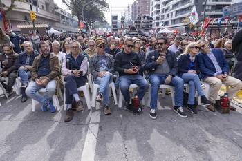 Fernando Pereira, Rodrigo Arim, Carlos Negro, Jorge Díaz, Alejandro Sánchez, Carolina Cosse y Yamandú Orsi, el 1 de mayo, durante el acto por el Día de los Trabajadores, en Montevideo. · Foto: Rodrigo Viera Amaral