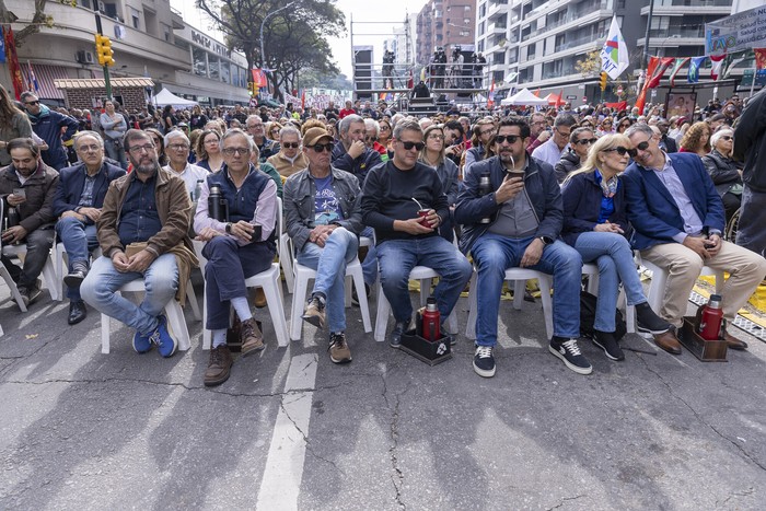 Fernando Pereira, Rodrigo Arim, Carlos Negro, Jorge Díaz, Alejandro Sánchez, Carolina Cosse y Yamandú Orsi, el 1 de mayo, durante el acto por el Día de los Trabajadores, en Montevideo. · Foto: Rodrigo Viera Amaral