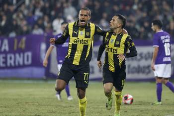 Alexander Machado y Leonardo Fernández tras convertir el gol de su equipo. · Foto: Rodrigo Viera Amaral