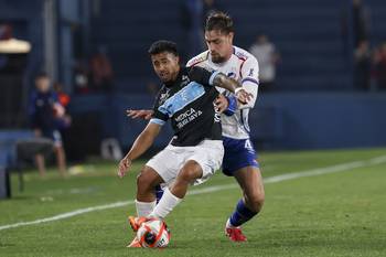 Owen Falconis, de Cerro, y Sebastián Coates, de Nacional, el 3 de mayo, en el estadio Gran Parque Central. · Foto: Rodrigo Viera Amaral
