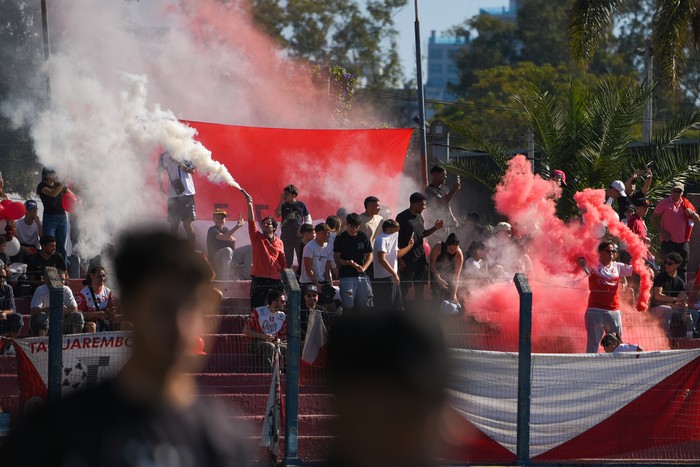 Hinchada de Tacuarembó, durante la final de la primera fase de la Segunda División Profesional, en el Parque Palermo (archivo, mayo de 2025). · Foto: Gianni Schiaffarino
