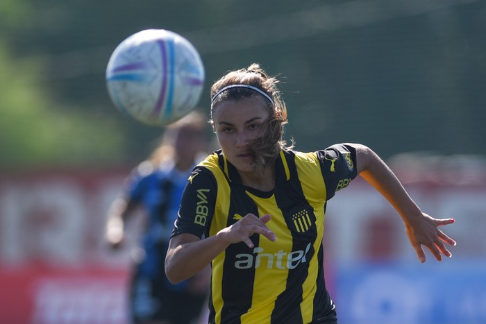Daiana Hernández, de Peñarol, durante el partido ante Liverpool, el 4 de mayo, en el estadio Complejo Rentistas. · Foto: Gianni Schiaffarino